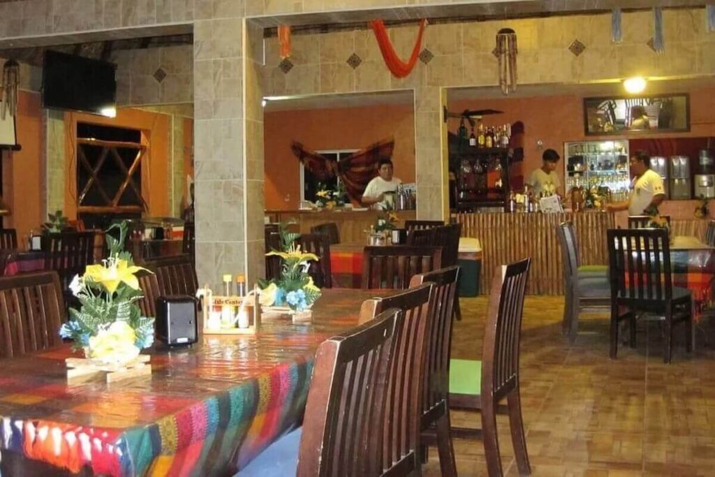 Innenraum eines mexikanischen Restaurants mit bunt gedeckten Tischen und Bar
