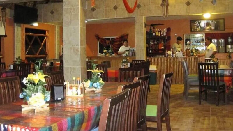 Innenraum eines mexikanischen Restaurants mit bunt gedeckten Tischen und Bar