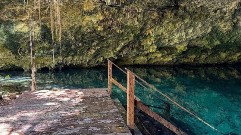 Plongée avec tuba dans le cénote Nohoch, près d'Akumal