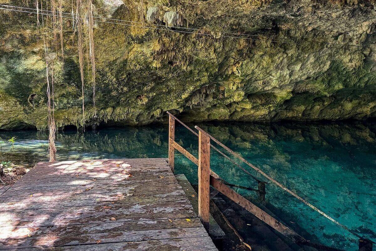 Die Cenote Nohoch mit Holzsteg, zweiter Stopp wenn Reisende Akumal besuchen