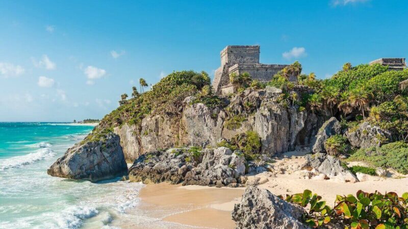 Maya-Tempel von Tulum auf der Klippe ueber dem Karibischen Meer