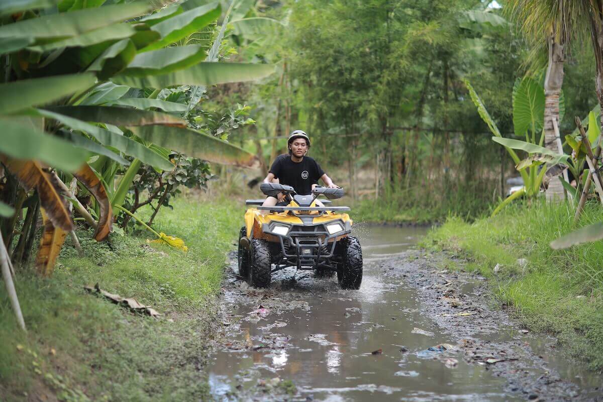 Balade en quad à travers la jungle dense