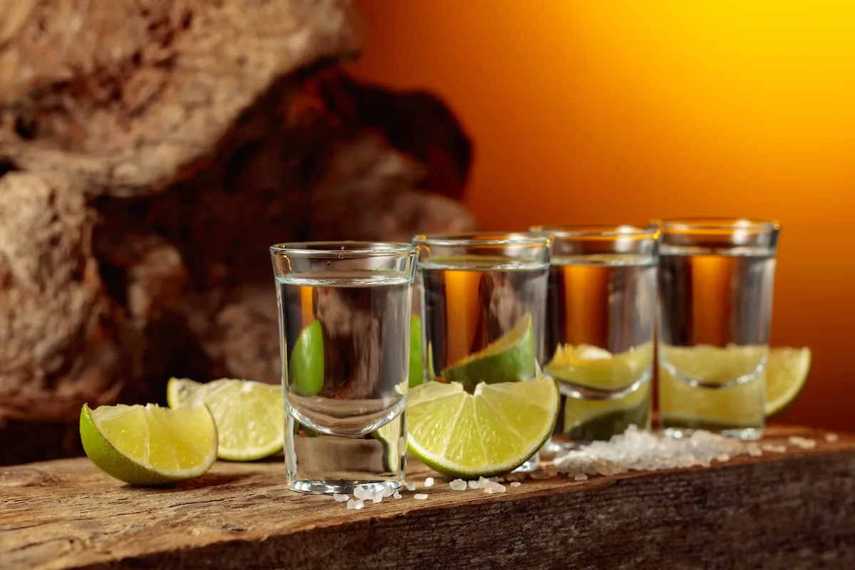Quatre variétés de tequila, du Blanco à l'Añejo, accompagnées de citron vert et de sel, vieillies en fût de bois