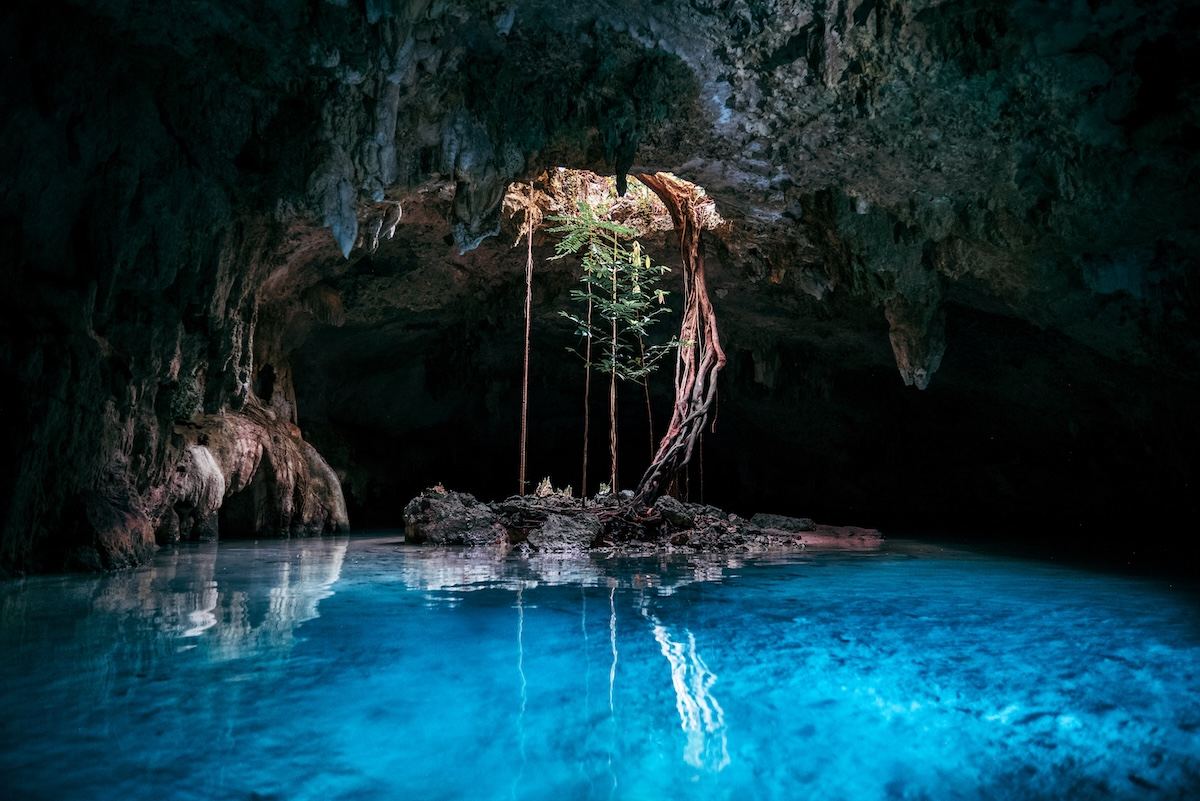 Cénote turquoise dans une grotte près de Tulum