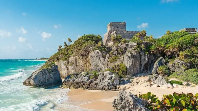 Maya-Ruinen von Tulum auf der Klippe über dem karibischen Meer