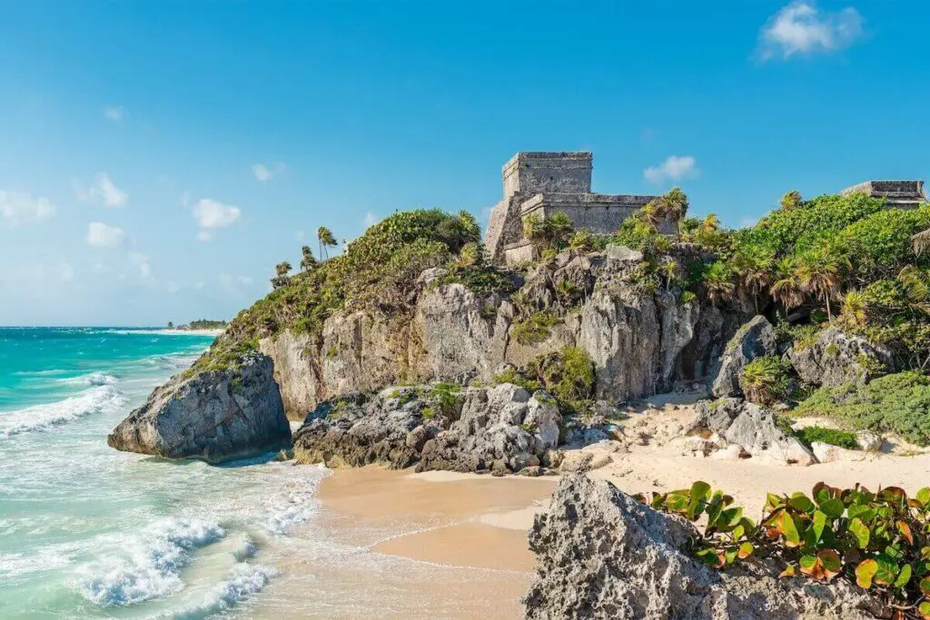Maya-Ruinen von Tulum auf der Klippe über dem karibischen Meer