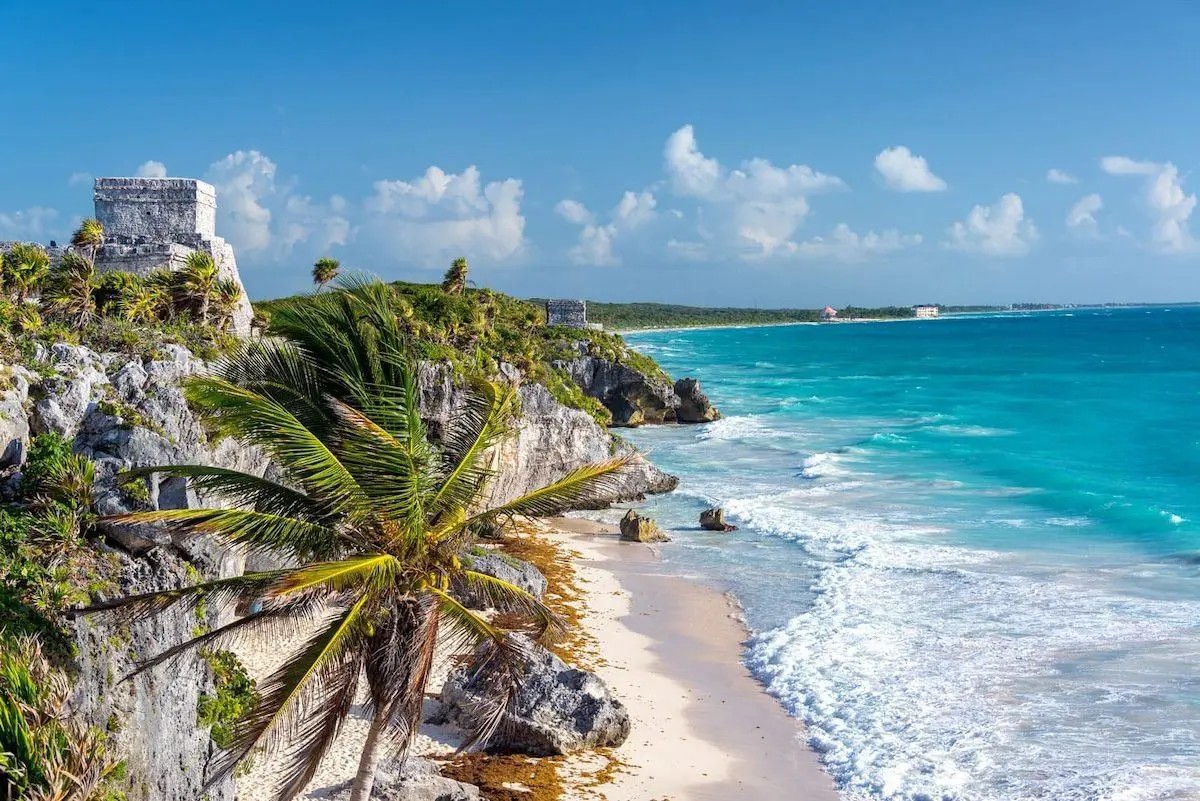 Maya-Ruinen von Tulum ueber dem karibischen Meer beim Ausflug nach Coba und Tulum